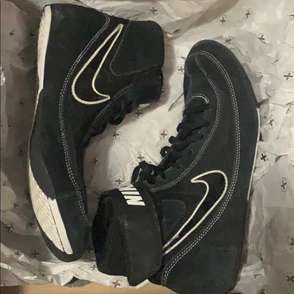 Used wrestling shoes In good quality Not set price